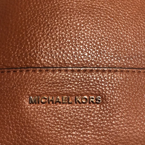 Michael Kors Tan Pebble Leather Shoulder Bag - Picture 3 of 9
